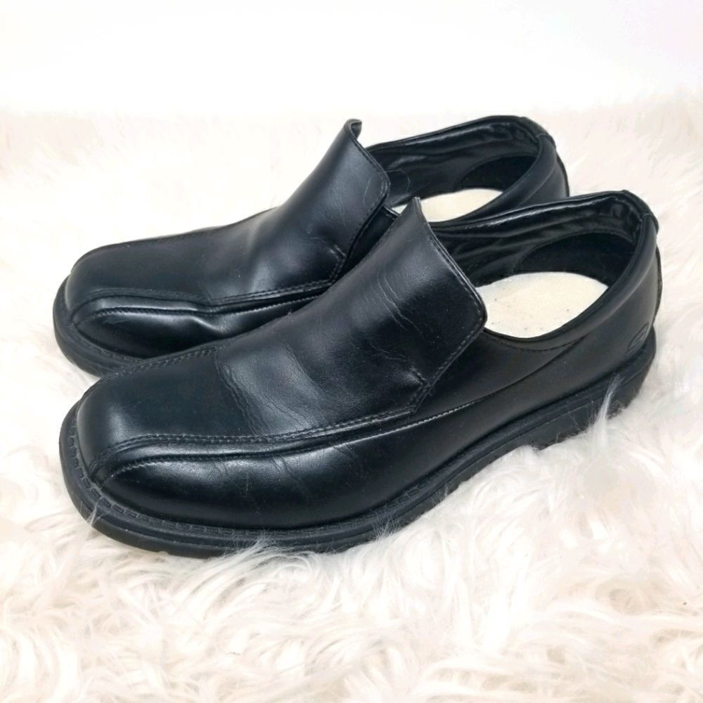 SKECHERS SLIPON LOAFER STYLE. SIZE 9, EURO 42.